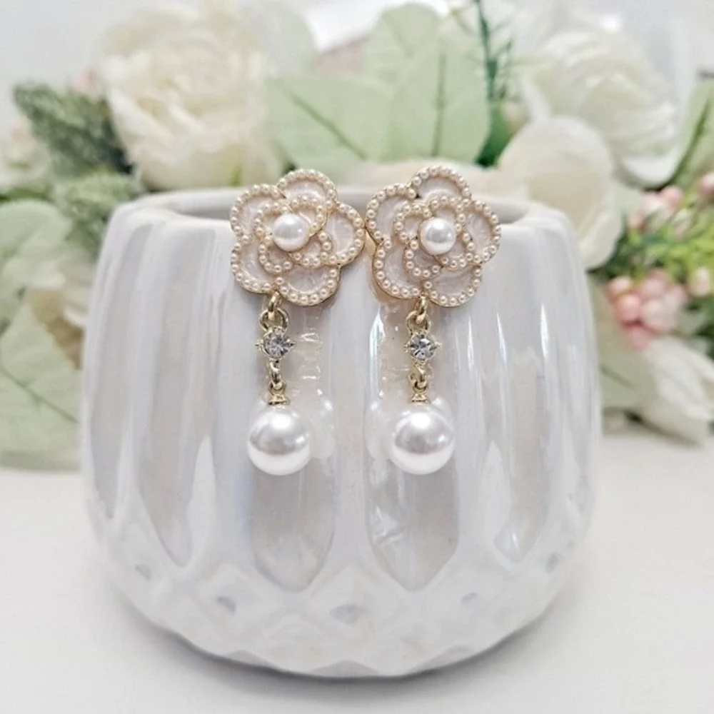 Gold flower Pearl rhinestone earrings coquette dainty drop wedding 💖 2/$30